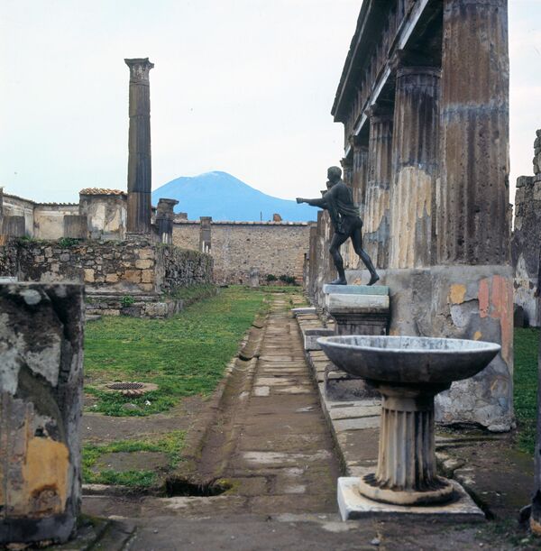 Рушевине храма Аполона и Дијане у древном римском граду Помпеји. - Sputnik Србија