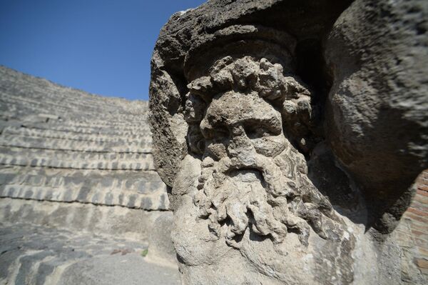 Скулптура у позоришту града-музеја на отвореном, Помпеје. - Sputnik Србија