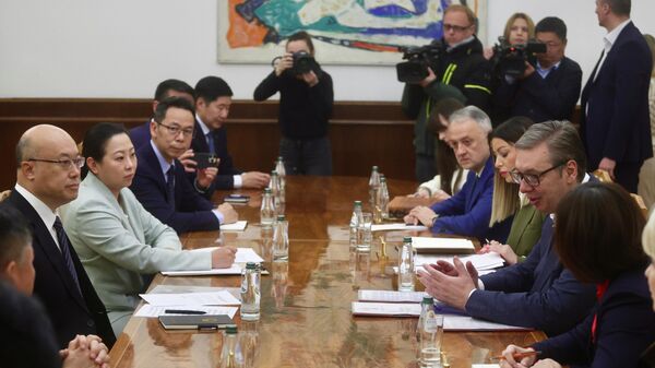 Председник Србије Александар Вучић са делегацијом Кине. - Sputnik Србија