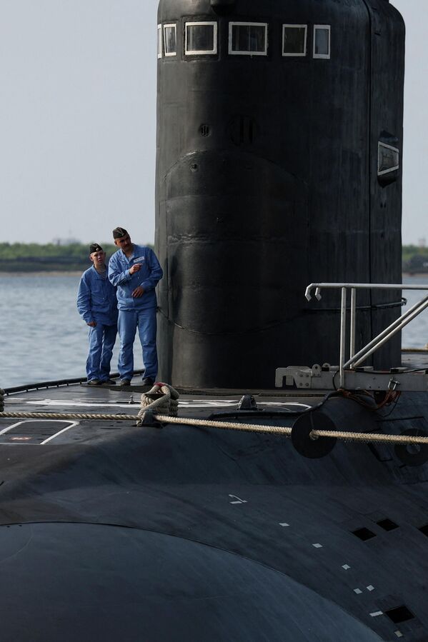 Припадници руске морнарице стоје на подморници РФС Петропавловск-Камчатски Б-274 из Пацифичке флоте руске морнарице, усидреној у луци Танџунг Приок у северној Џакарти. - Sputnik Србија