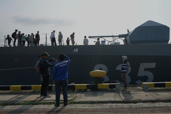 Одред укључује корвету Громки, подморницу Б-274 Петропавловск-Камчатски и тегљач Андреј Степанов. - Sputnik Србија