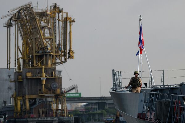 Припадник руске морнарице стоји на стражи на корвети РФС „Громки-335“. - Sputnik Србија