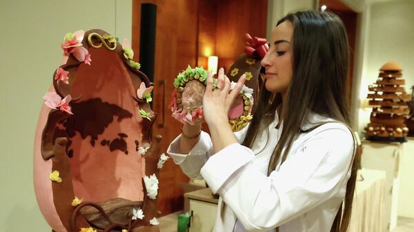 Belьgiйskiй šokolatьe Luiza Эnrikes u svoego gigantskogo šokoladnogo яйca na otkrыtii meropriяtiя Bel'Oeuf v otele Amigo v Brюssele, Belьgiя - Sputnik Srbija