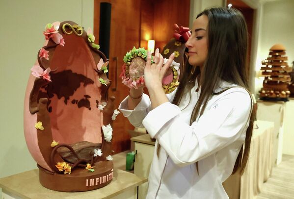 Белгијска произвођачица чоколаде Луиз Енрикес са својим уметничким делом. - Sputnik Србија