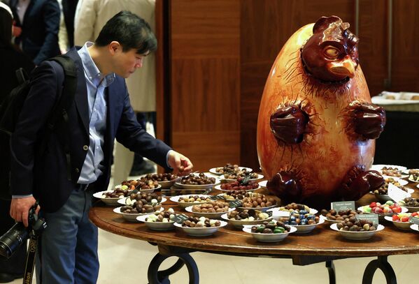 Џиновско чоколадно јаје, које је креирао један од најбољих белгијских чоколадијера. - Sputnik Србија