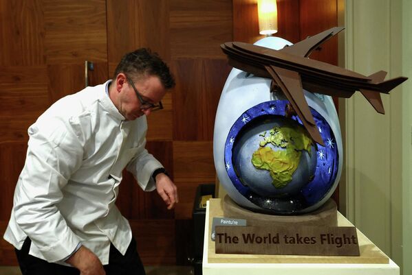 Белгијски произвођач чоколаде посматра своје џиновско чоколадно јаје. - Sputnik Србија