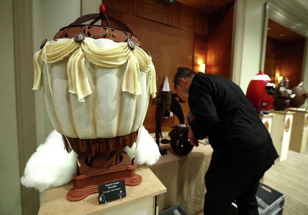 Чоколадна јаја се третирају као скулптуре, често инспирисане покретом, архитектуром или маштовитим сценама. - Sputnik Србија