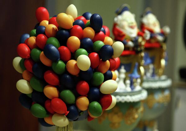 Поједине скулптуре захтевају и до 25 сати рада и десетине килограма чоколаде. - Sputnik Србија