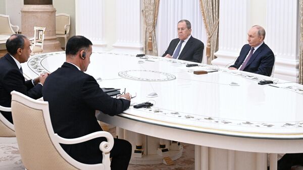 Путин са египатским шефом дипломатије:  Примио личну поруку од председника Ел Сисија /видео/