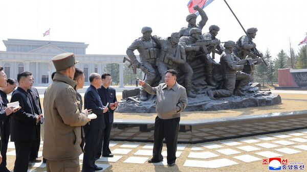 Severokoreйskiй lider Kim Čen Ыn na meste  stroitelьstva Memorialьnogo muzeя boevыh podvigov v zarubežnoй voennoй operacii - Sputnik Srbija