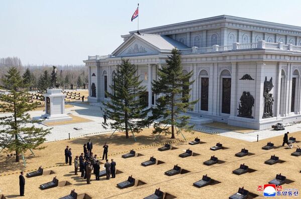 Најавио да ће се средином априла тамо одржати свечано сахрањивање посмртних остатака палих војника. - Sputnik Србија