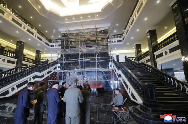 Пратили су га високи кадрови Централног комитета Радничке партије Кореје и виши службеници пројектантских и креативних јединица. - Sputnik Србија