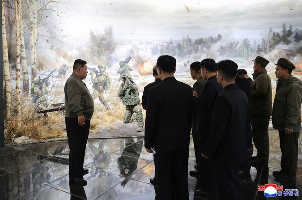 Према доступним информацијама, комплекс ће укључивати: меморијалне зидове са именима погинулих, гробље (алеја хероја) за страдале војнике, изложбу заплењеног оружја из рата као и изложбене просторе посвећене херојству и војним операцијама. - Sputnik Србија