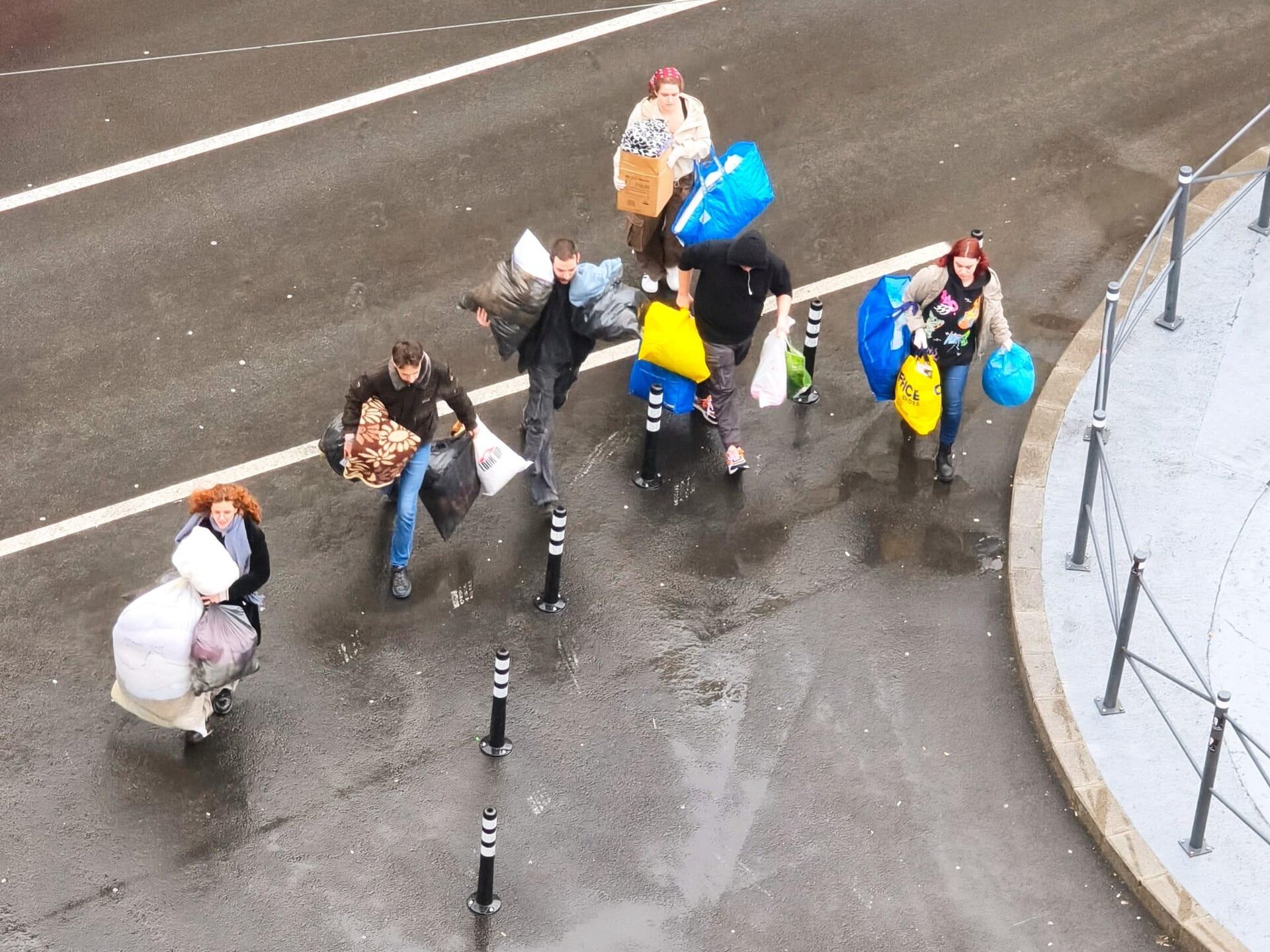 Студенти у блокади напуштају зграду Ректората Универзитета у Београду
 - Sputnik Србија, 1920, 03.04.2026