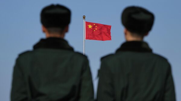 Vojnici ispred zastave Kine u Pekingu. - Sputnik Srbija