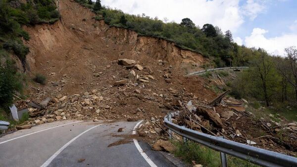У Републици Српској активирана бројна клизишта, затворени поједини путеви