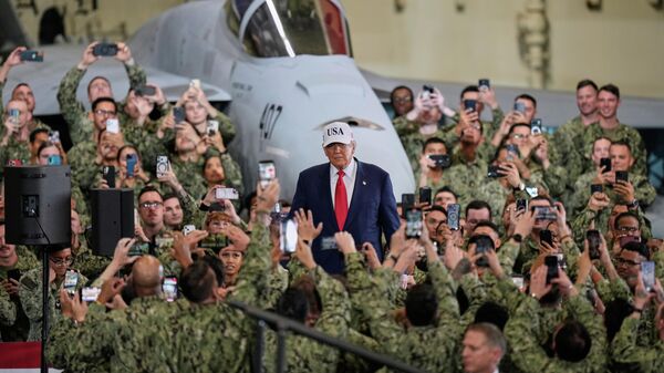 Prezident SŠA Donalьd Tramp s voennoslužaщimi vo vremя svoego vizita na avianosec USS George Washington na baze VMS SŠA v Йokosuke - Sputnik Srbija