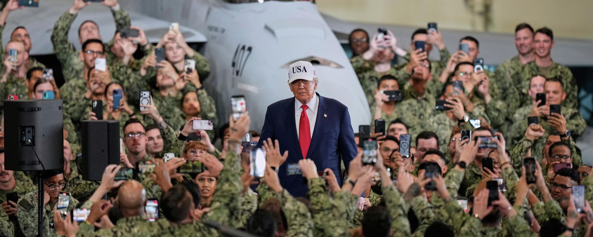 Президент США Дональд Трамп с военнослужащими во время своего визита на авианосец USS George Washington на базе ВМС США в Йокосуке - Sputnik Србија, 1920, 05.04.2026