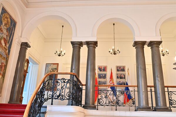 У једном периоду, здање је било и дом Министарства за дијаспору, а данас је у згради Класне лутрије смештена Канцеларија Националног савета за координацију сарадње са Руском Федерацијом и Народном Републиком Кином - Sputnik Србија