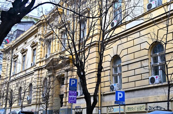 У крилу зграде окренутом према улици Кнегиње Љубице било је смештено одељење за израду срећака, благајна и администрација, као и стан за настојника смештен у делу сутерена, који се због нагиба земљишта претварао у приземље - Sputnik Србија