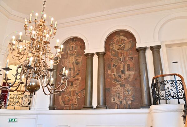 Централни хол краси и велики, вишеслојни бронзани лустер у стилу свећњака и два мозаика са геометријским и апстрактним фигуративним мотивима, смештена у лучним нишама  - Sputnik Србија