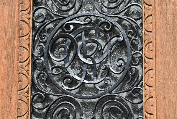 Српска државна класна лутрија за привредне циљеве основана је 1890. године, а названа је класна зато што је свако коло лутријских добитака имало пет класа. Оснивачем државне лутрије се сматра министир народне привреде Коста Таушановић  - Sputnik Србија