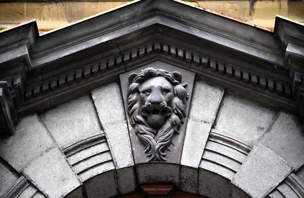 Београдско здање над чијим улазним вратима лавови стражаре, подигнуто је 1899. године за потребе Српске државне класне лутрије, по пројекту инжињера Милоша Савчића и архитекте Милан Капетановића. Почетак изградње обележен је освећењем темеља 15. маја 1898. године - Sputnik Србија