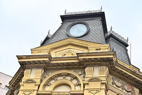 Након завршетка рата здање је претрпело промене, како у спољном изгледу тако, и у унутрашњости зграде. Дућани су претворени у канцеларије, на месту излога направљени су прозори, мали сат је уклоњен из лунете над прозором, а кров кубета украшен часовником великог формата, који и данас откуцава - Sputnik Србија