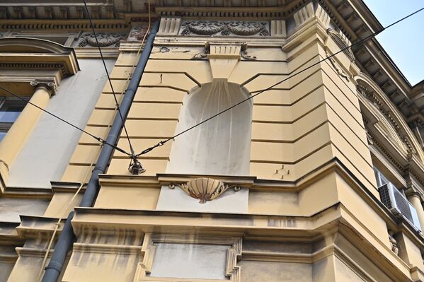 На зидовима угаоног дела зграде запажају се четири нише, у којима су се према првобитној замисли требале налазити склуптуре у природној величини, али се замисао вајара Јована Пешића за украшавање фасаде зграде није остварила  - Sputnik Србија