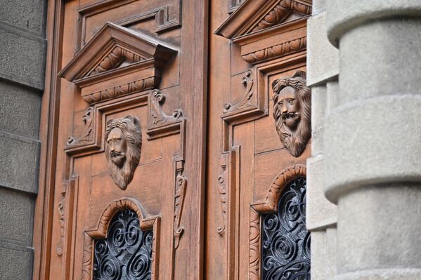 У здање се улази кроз тешка дрвена врата украшена резбареним украсима, укључујући тимпаноне изнад лављих глава и делове од кованог гвожђа у чију су орнаментику уплетени иницијали назива установе - Sputnik Србија