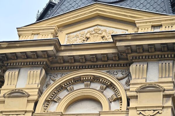 Посебан акценат дат је угаоном делу зграде, па је тако изнад француског прозора, оивиченим стубовима и надвишеним лунетом, постављен часовник, који се ту налазио до њене реконструкције. Изнад лунете извајан је грб Краљевине Србије.  - Sputnik Србија