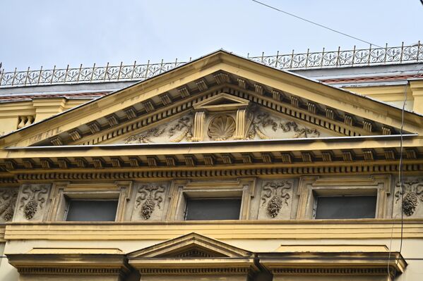 Тимпанон окренут Васиној улици украшен рељефним мотивима укључујући централни мотив шкољке и гирланде (цветни венци). Васина улица је у тадашње време представљала живу трговачку улицу, па је тако фасада окренута ка њој урађена раскошније. - Sputnik Србија