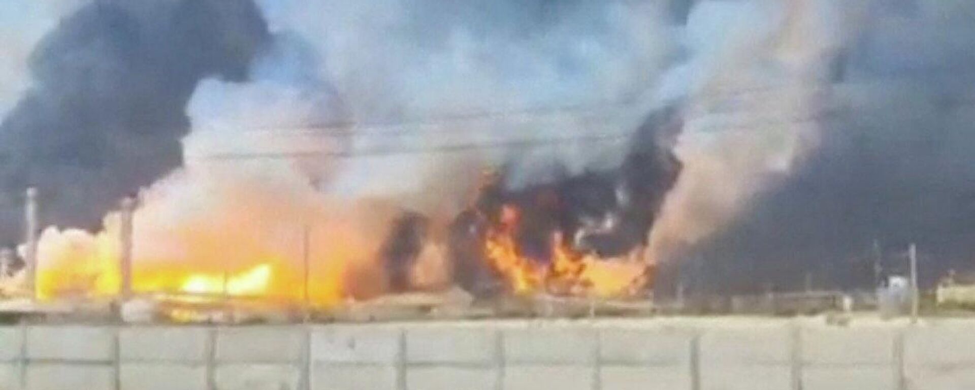 Дим и ватра се дижу у близини гасног поља Јужни Парс - Sputnik Србија, 1920, 06.04.2026