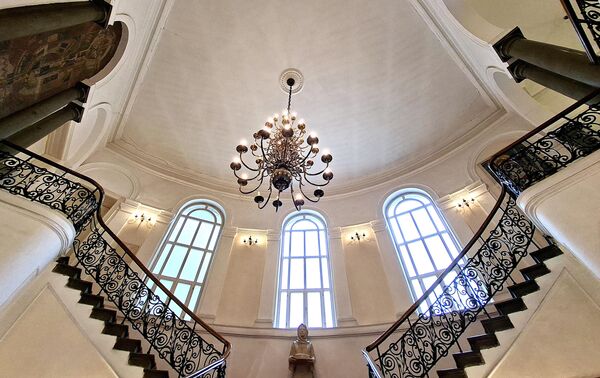 Високи плафони, мермерни стубови и репрезентативно степениште дају здању монументалност примерену  једној државној институцији. Надахнуће за изглед зграде, Капетановић је нашао у италијанским и француским ренесансним палатама. - Sputnik Србија