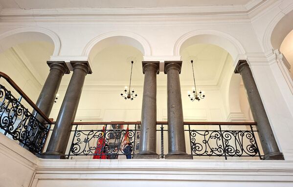 Раскош ентеријера додатно оплемењују стубови са јонским капителима, док оградом од кованог гвожђа доминирају иницијали Класне лутрије - Sputnik Србија