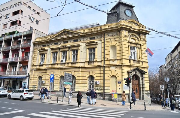 Изграђено на месту зграде у којој се раније налазио Касациони суд, Пошта, и Варошки суд (изгореле у пожару 1892. године), здање је и у новом руху имало шаренолике станаре. Локале и канцеларије у приземљу, поред трговаца и занатлија, користиле су друге установе: Трговачка агенција, Занатска комора и Шумска управа - Sputnik Србија