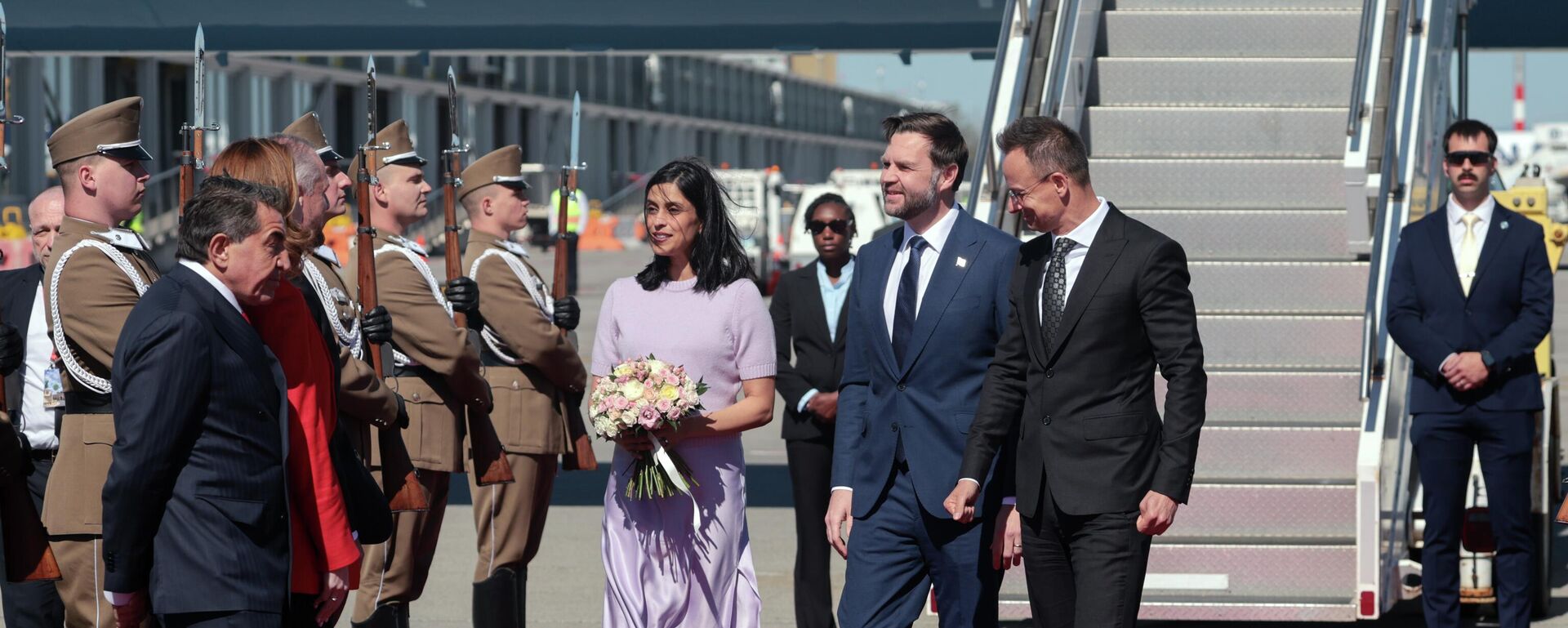 Потпредседник Сједињених Америчких Држава Џеј Ди Венс допутовао је у дводневну посету Mађарској, а на аеродрому у Будимпешти њега и супругу дочекао је мађарски министар спољних послова Петер Сијарто. - Sputnik Србија, 1920, 07.04.2026