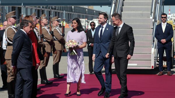 Potpredsednik Sjedinjenih Američkih Država Džej Di Vens doputovao je u dvodnevnu posetu Mađarskoj, a na aerodromu u Budimpešti njega i suprugu dočekao je mađarski ministar spoljnih poslova Peter Sijarto. - Sputnik Srbija