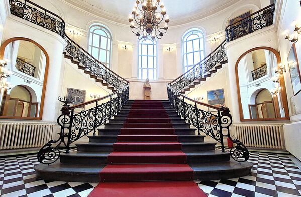 Лепоту овог здања не чини само њена спољашност, већ и унутрашњост. Мермерно степениште са оградом од кованог гвожђа обогаћеном украсним детаљима, раскошни лустери и под са црно-белим "шаховским" дезеном одише елеганцијом и духом прошлих времена - Sputnik Србија