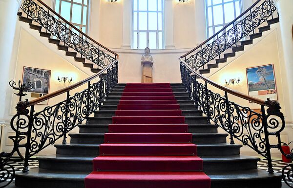 Током своје бурне историје, установа је мењала назив, па је тако 1892. названа Српска краљевска државна класна лутрија, а од 1919. године Државна класна лутрија. Временом се скраћено име Класна лутрија усталило, па се и данас ово прелепо здање тако назива - Sputnik Србија