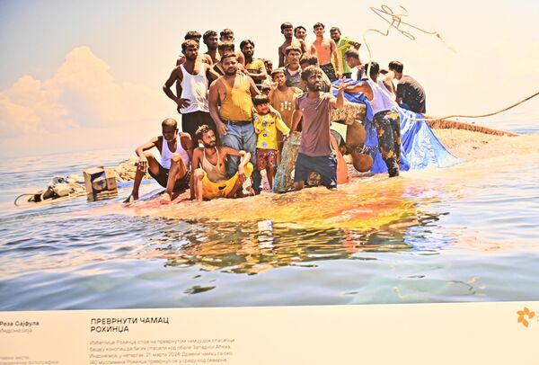 У категорији „Главне вести“, победничка фотографија је „Преврнут чамац Рохинџа“ индонежанског фотографа Резе Саифуле, која приказује избеглице Рохинџа које чекају спасавање на преврнутом чамцу код обале Западног Аћеха у Индонезији. - Sputnik Србија