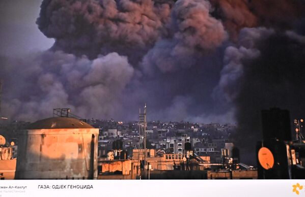 Међу серијама у категорији „Главне вести“, жири је прво место доделио Абделрахману Алкалуту из Палестине за серију„Газа: Одјеци геноцида“, која говори о трагедији у Палестини. - Sputnik Србија