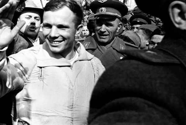 Јуриј Гагарин постао је први човек који је отпутовао у космос у свемирској летелици “Восток 1”. Лет је трајао један сат и 48 минута. - Sputnik Србија