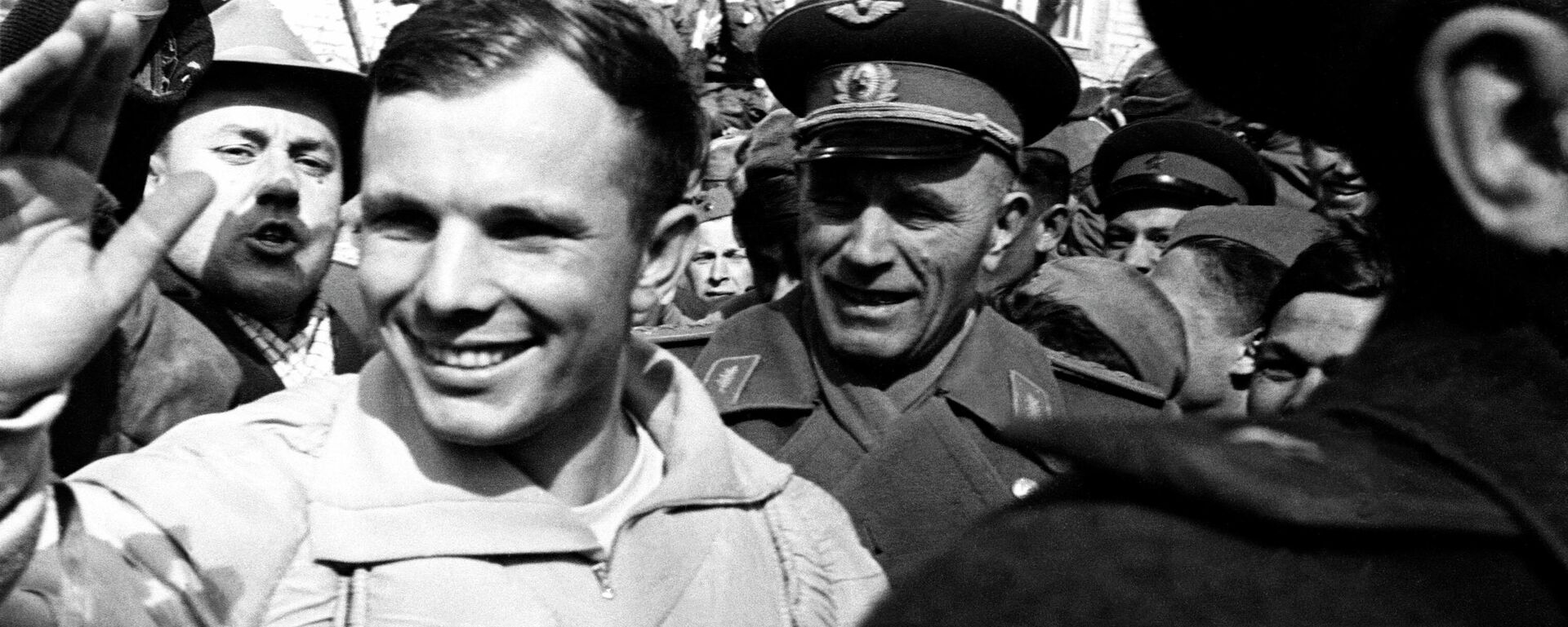 Первый космонавт планеты Юрий Гагарин после приземления спускаемого аппарата космического корабля Восток-1 - Sputnik Србија, 1920, 12.04.2026