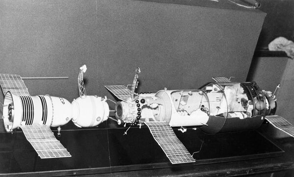 Макета спајања свемирске летелице „Сојуз-11“ и станице „Саљут-1“. - Sputnik Србија