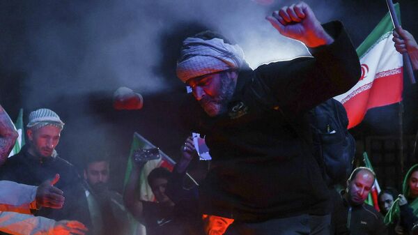 Люди радуются двустороннему прекращению огня между Ираном и США  - Sputnik Србија