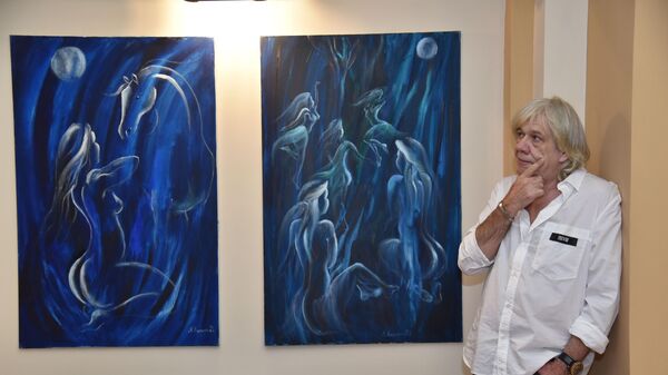 Miša Mihajlo Kravcev pored svojih slika - Sputnik Srbija