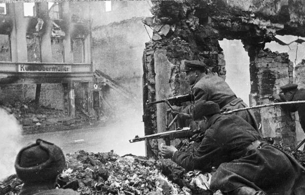 Bitka na obodu Kenigsberga. Vod mitraljezaca vodi žestoku bitku u razrušenom gradu. - Sputnik Srbija