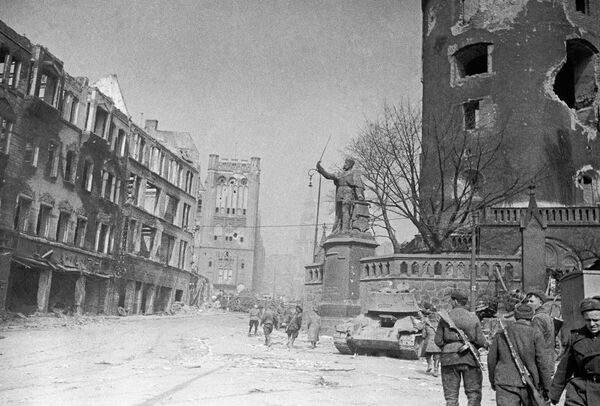 Vojnici Crvene armije kod spomenika caru Kajzeru Vilhelmu blizu kule Kraljevskog zamka u osvojenom Kenigsbergu. - Sputnik Srbija