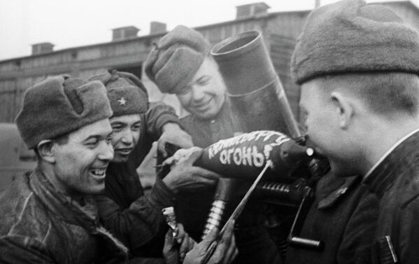 Oslobođenje Istočne Pruske od nacističkih osvajača - posada minobacača se sprema da otvori vatru na neprijatelja, a na granati je natpis „paljba na Kenigsberg“. - Sputnik Srbija